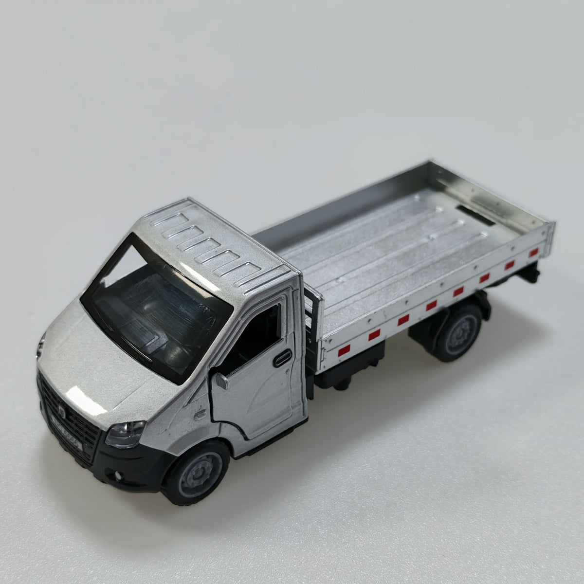 Bagged 1.34 Alloy Pull-Back Three-Door Mini Truck, Stylish Truck Design, Can Carry Goods, Pull-Back Model, Children's Toy.
