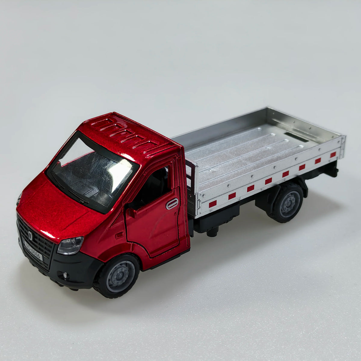 Bagged 1.34 Alloy Pull-Back Three-Door Mini Truck, Stylish Truck Design, Can Carry Goods, Pull-Back Model, Children's Toy.